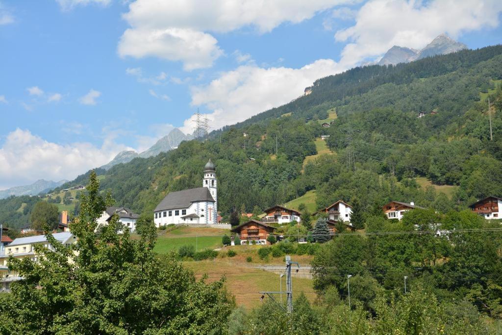 Apartamento Alte Post Mit Geschichte Und Restaurant Tavanasa Exterior foto