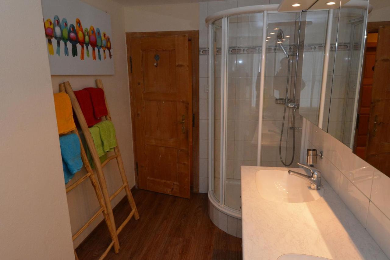 Apartamento Alte Post Mit Geschichte Und Restaurant Tavanasa Exterior foto