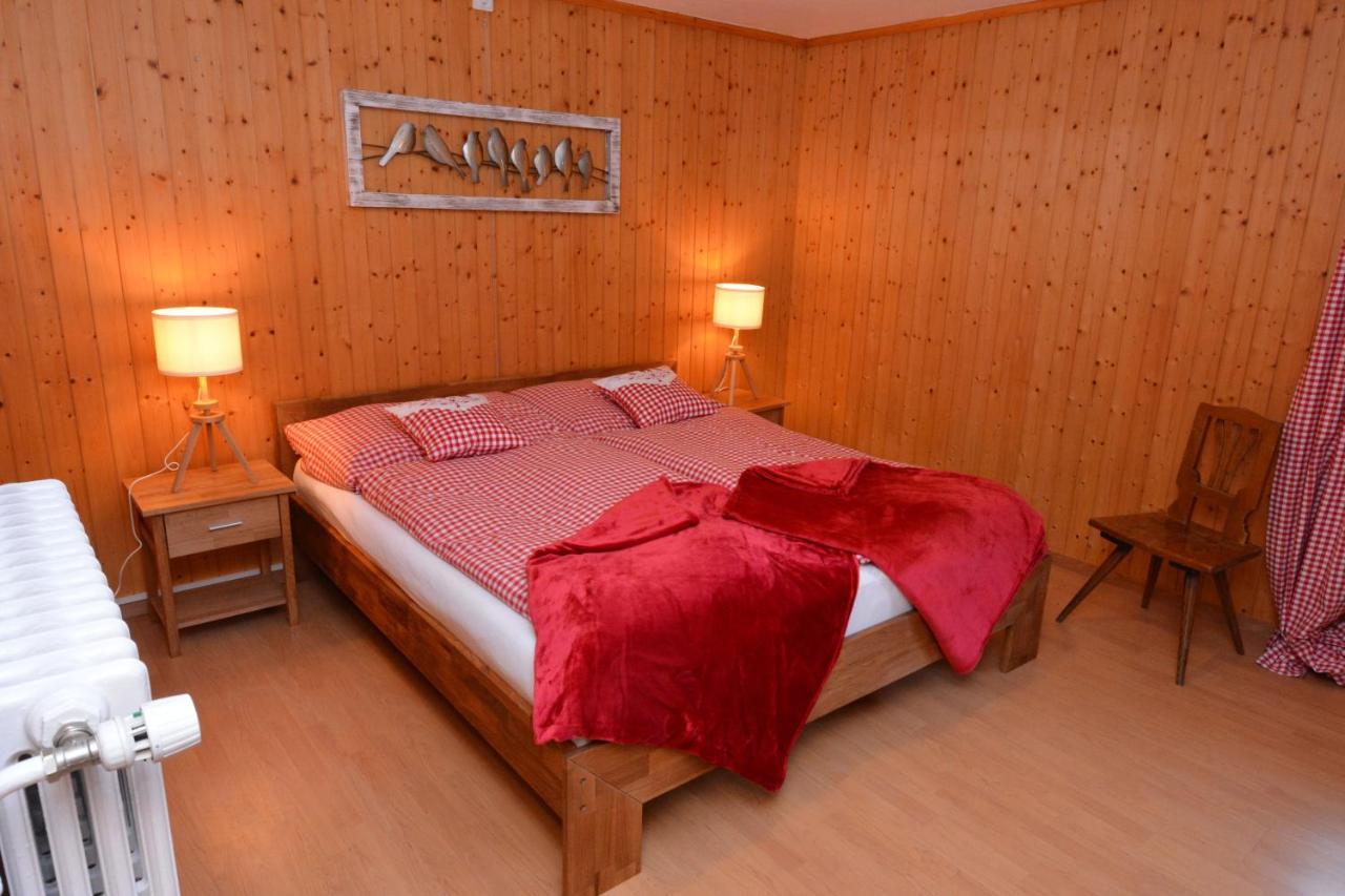 Apartamento Alte Post Mit Geschichte Und Restaurant Tavanasa Exterior foto